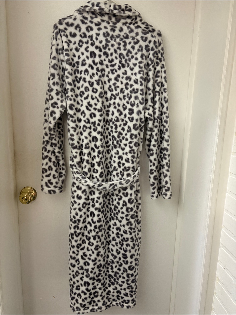 Lulu's Leopard Plush Shawl Collar Robe in White and Gray - Picture 2 of 3